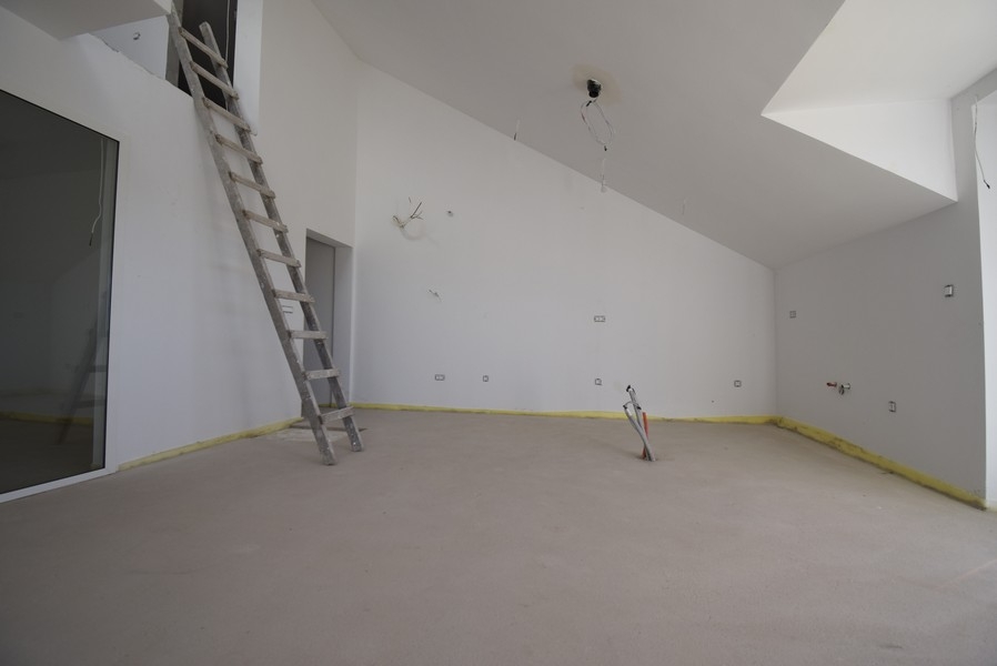 Öppen plats på vinden med galleri och stegtrappa