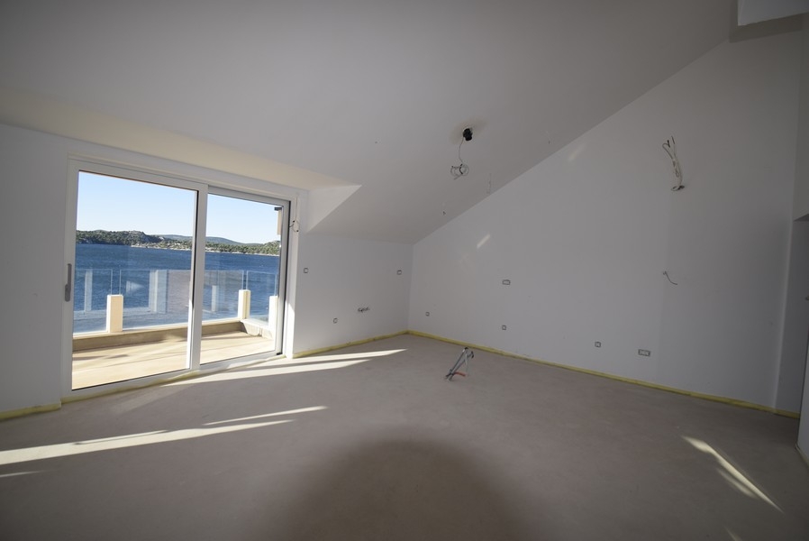 Vardagsrum på vinden med tillgång till altan och havsutsikt