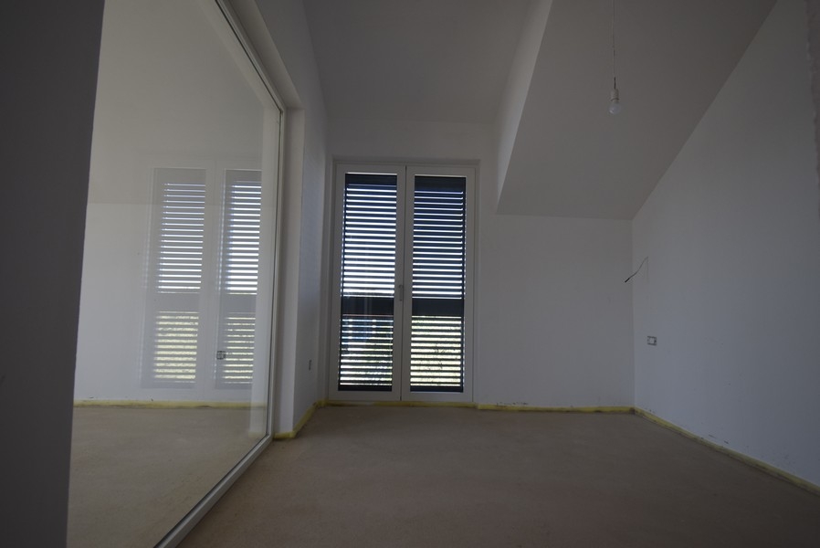 Rum med fönsterluckor och glasvägg