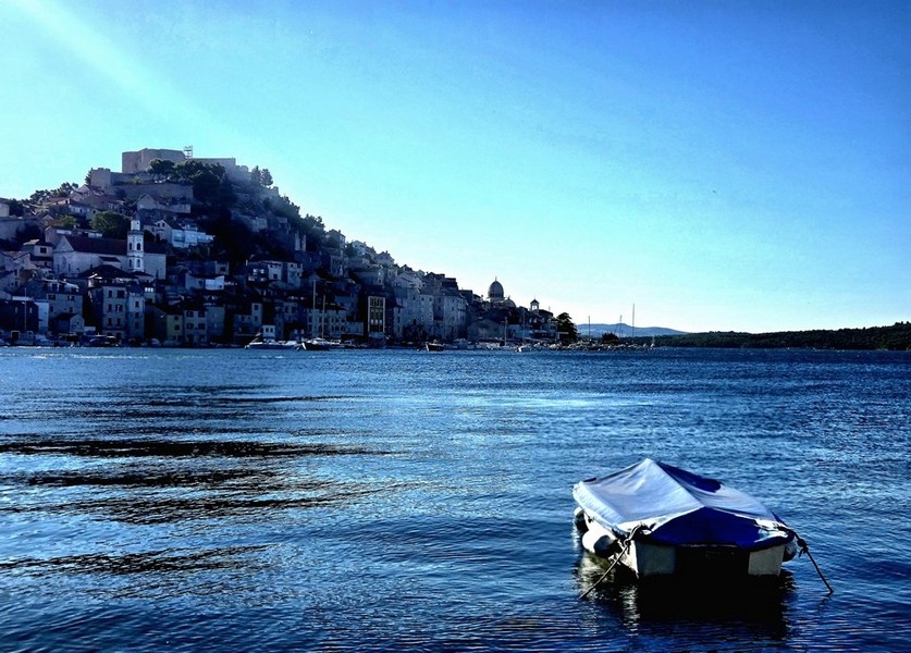 Utsikt över Sibenik från fastighet A3762 i Kroatien.