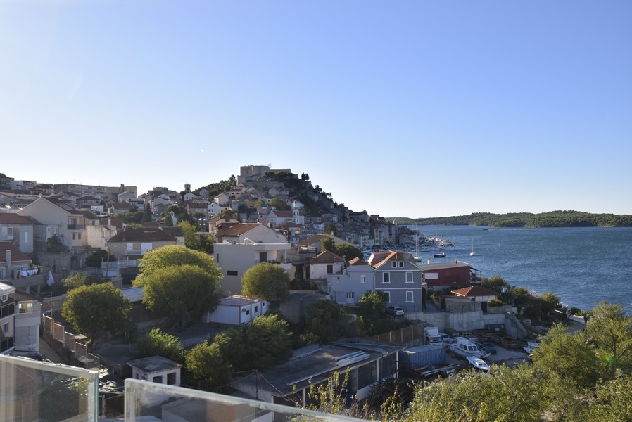 Utsikt över Sibenik och havet från fastighet A3762.