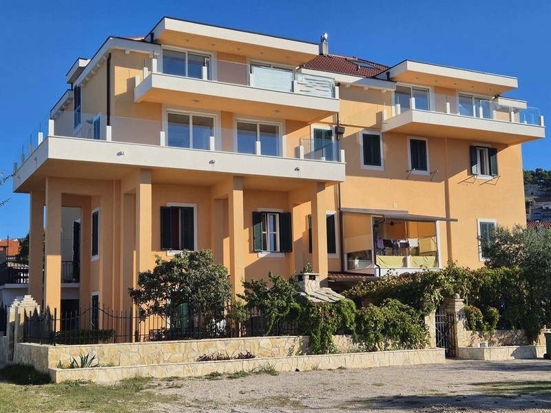 I denna nya byggnad säljs lägenheter nära havet.