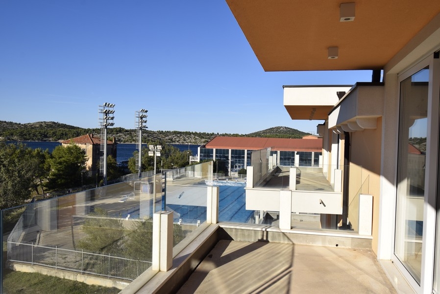 Balkong med havsutsikt och utsikt över sportanläggningen i Šibenik