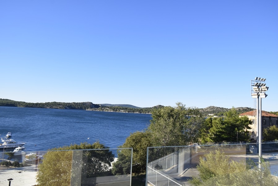 Utsikt från terrassen över havet och kusten nära Šibenik