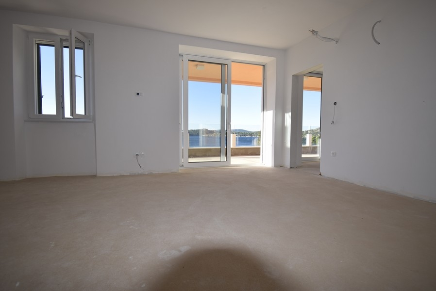 Vardagsrum med panoramafönster och havsutsikt