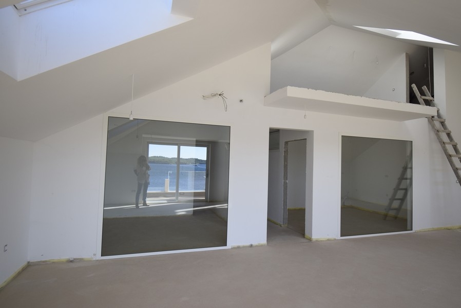 Gallerigolv och stor fönsterfront med havsutsikt