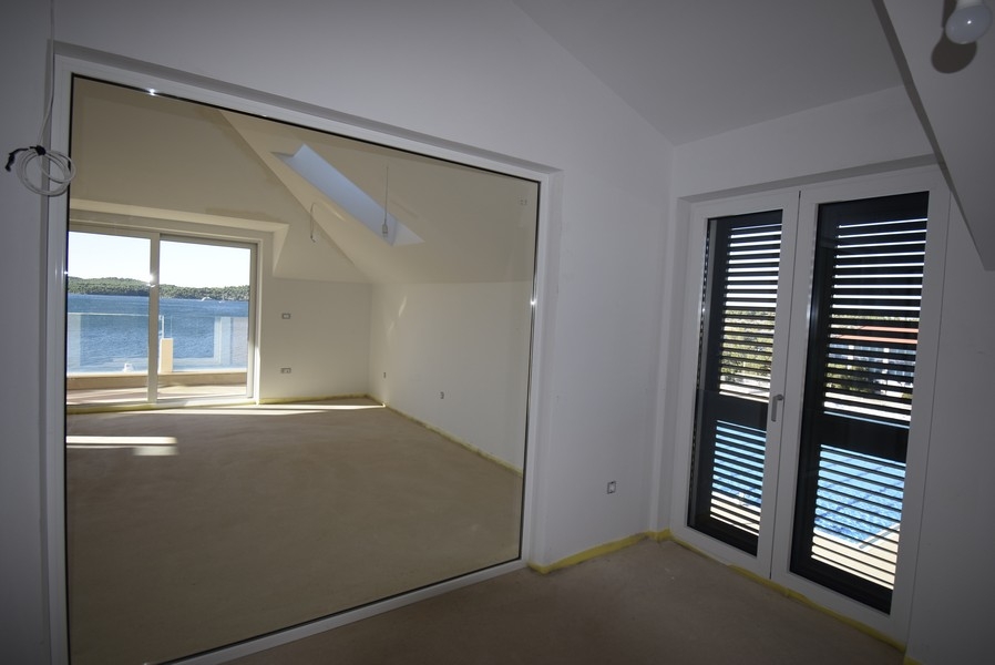 Sovrum med glasvägg och tillgång till balkong