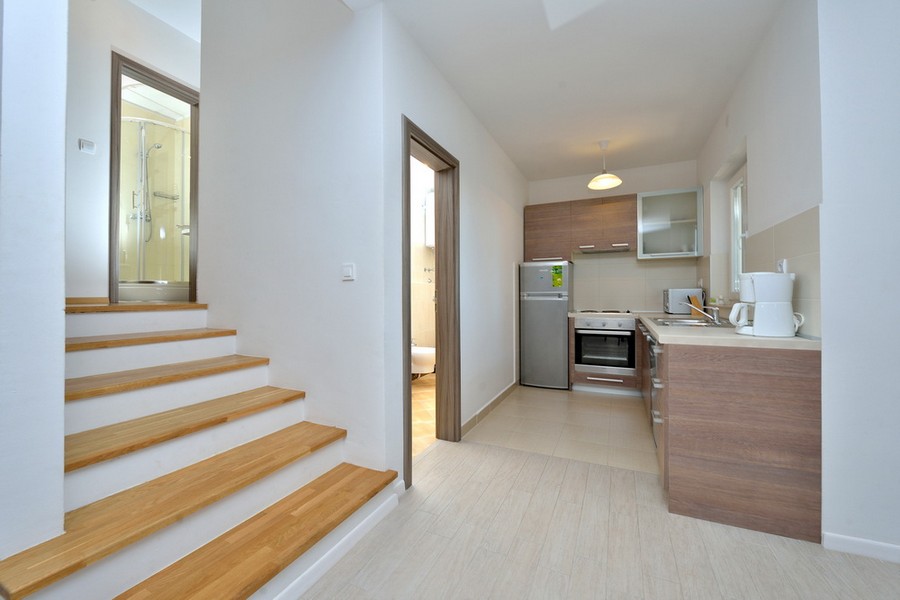 Kök och trappa av fastighet A3764 i Privlaka - Panorama Scouting.