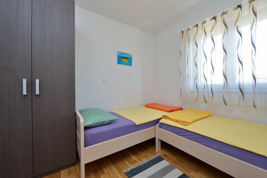 Sovrum med två enkelsängar - fastighet A3764.