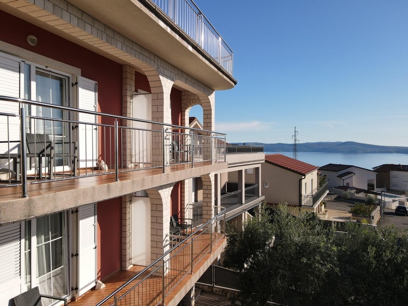 Lägenhet med stor terrass och havsutsikt till salu i Crikvenica.