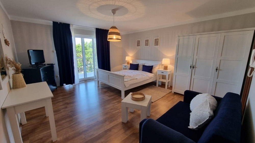 Utsikt in i det stora sovrummet på fastighet A3766.