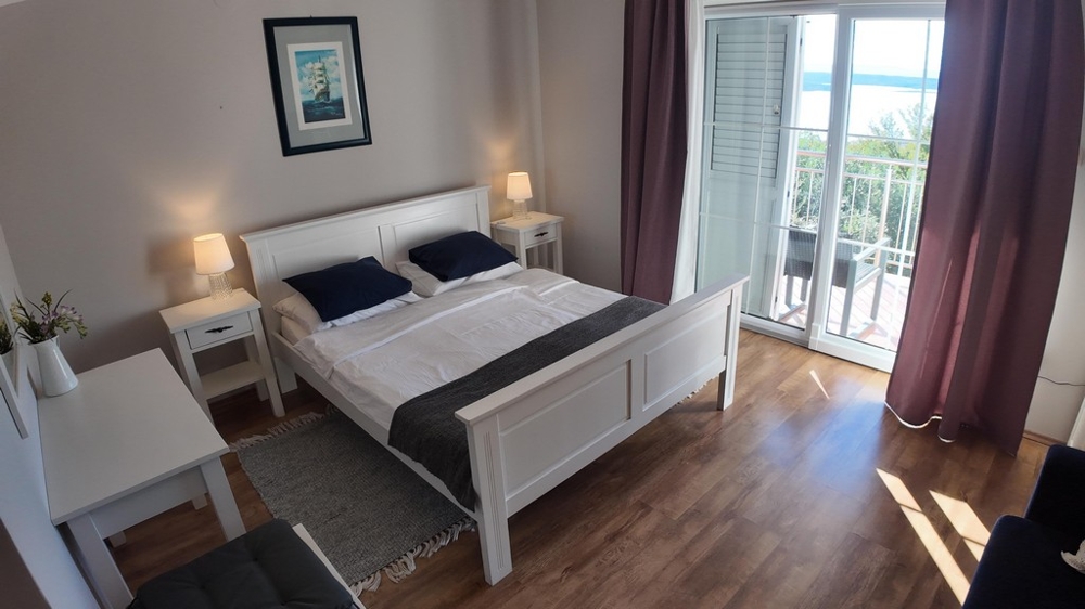 Dubbelsäng och utsikt över terrassen