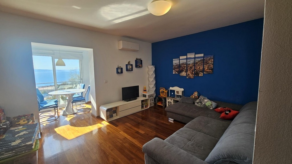 Vardagsrum med havsutsikt och tillgång till den inglasade loggian