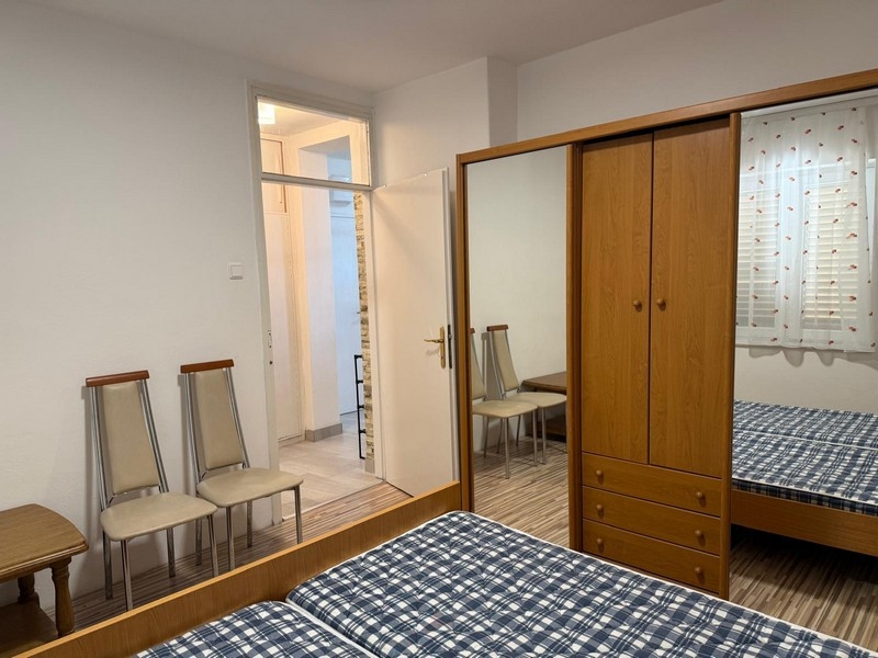 Andra sovrummet med dubbelsäng och garderob