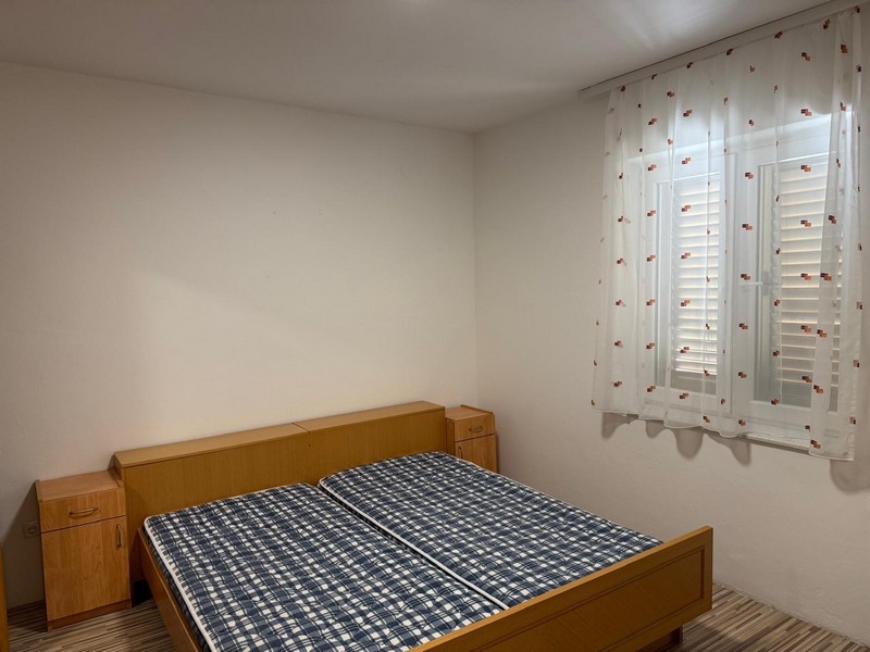 Ljust sovrum med dubbelsäng och fönsterluckor