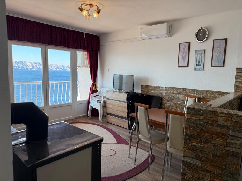 Vardagsrum med havsutsikt och tillgång till balkong