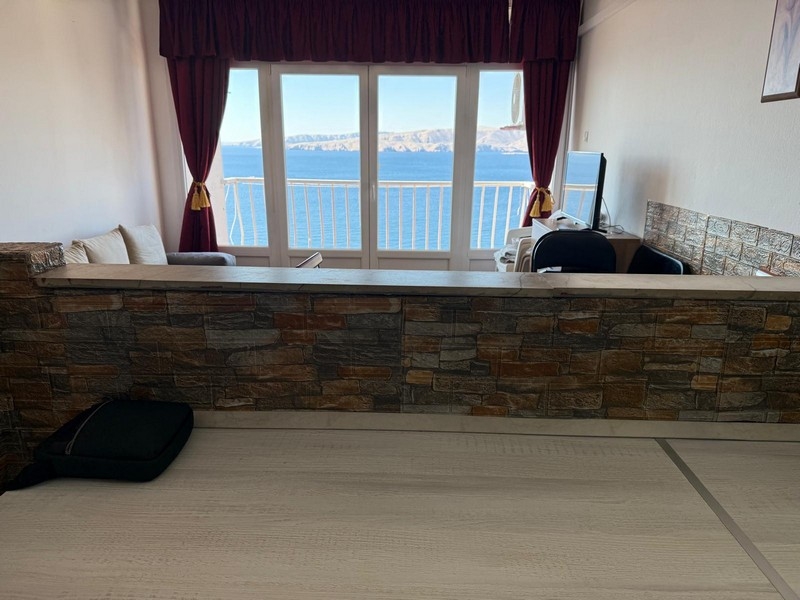 Vardagsrum med panoramafönster och utsikt över Adriatiska havet