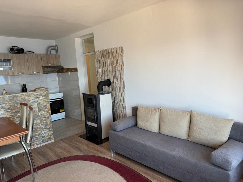 Mysigt vardagsrum med soffa, matbord och öppen spis