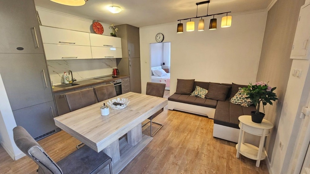 Vardagsrum med kök och matplats.