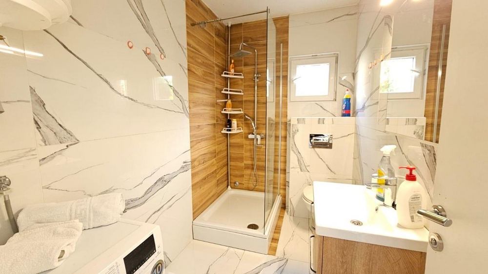 Modernt badrum med dusch.