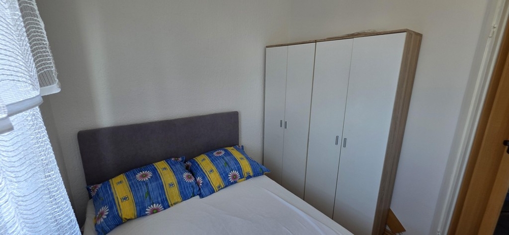 Sovrum med garderob.