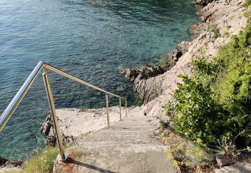 Köp lägenhet i 1: a raden till havet i Kroatien.