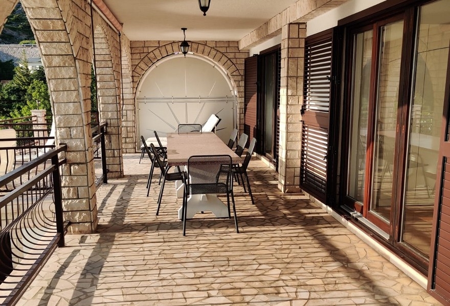 Terrass och stora glasfronter på fastighet A3776, som är till salu i Senj.