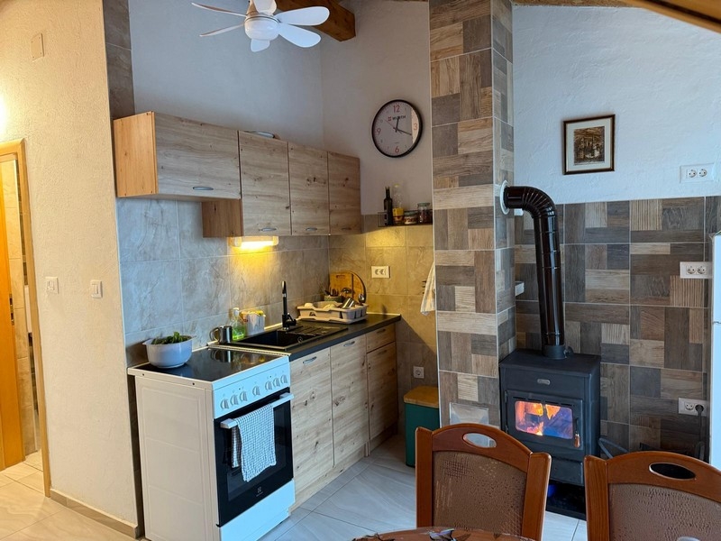 Kök och öppen spis.