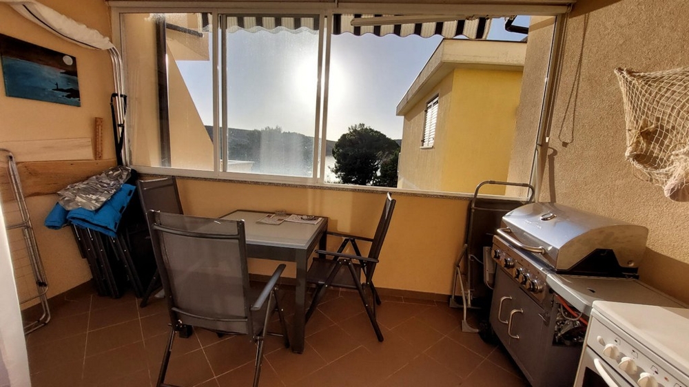 Loggia med havsutsikt och grillplats