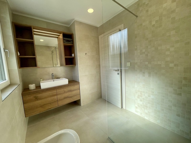 Modernt badrum i lägenhet A3780, Kroatien - Panorama Scouting.