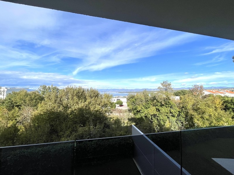 Utsikt över grönskan ända till havet - fastighet A3780.