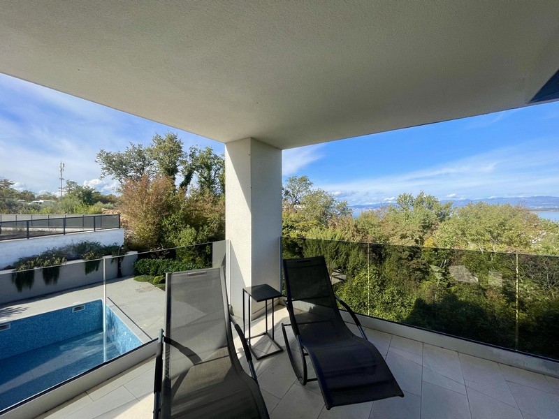 Lägenhet med utsikt över grönskan och havet - fastighet A3780.