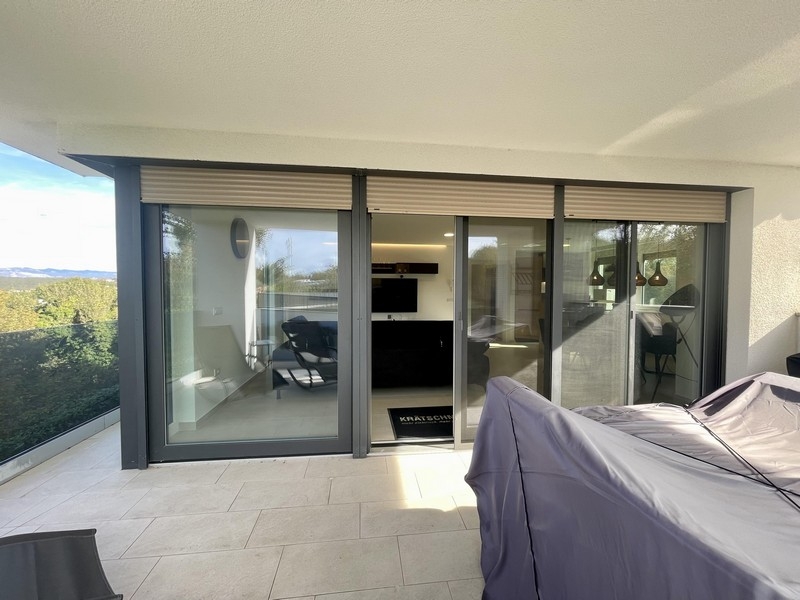 Täckt terrass på fastighet A3780 på ön Krk i Kroatien.