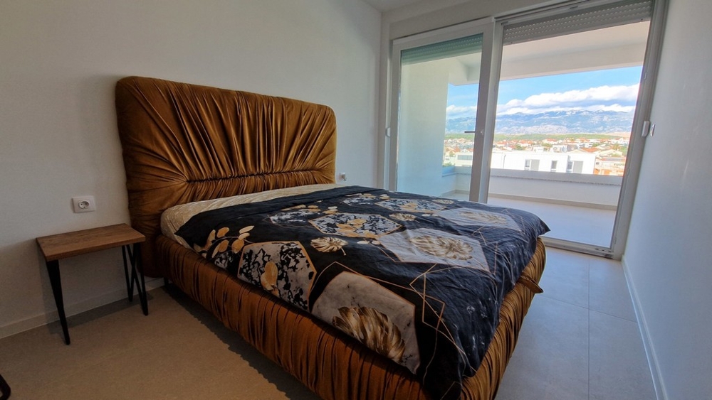 Sovrum med tillgång till terrassen och utsikt över bergen