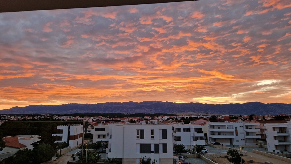 Kvällsstämning över Novalja med utsikt över Velebitbergen