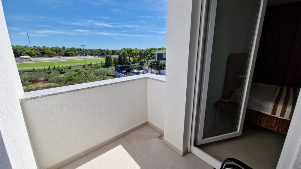 Terrass med utsikt över grönskan på fastigheten A3781 i Kroatien - Panorama Scouting.