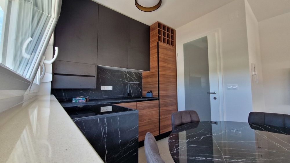 Modernt kök i mörk design med träelement