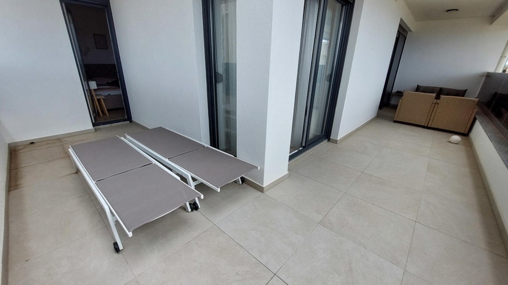 Collage av vardagsrum och matplats.