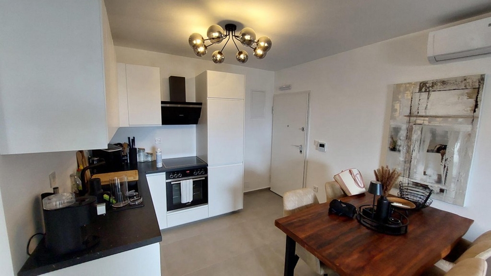 Vardagsrum med modern soffa.