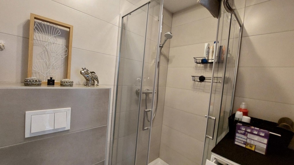 Sovrum med garderob.