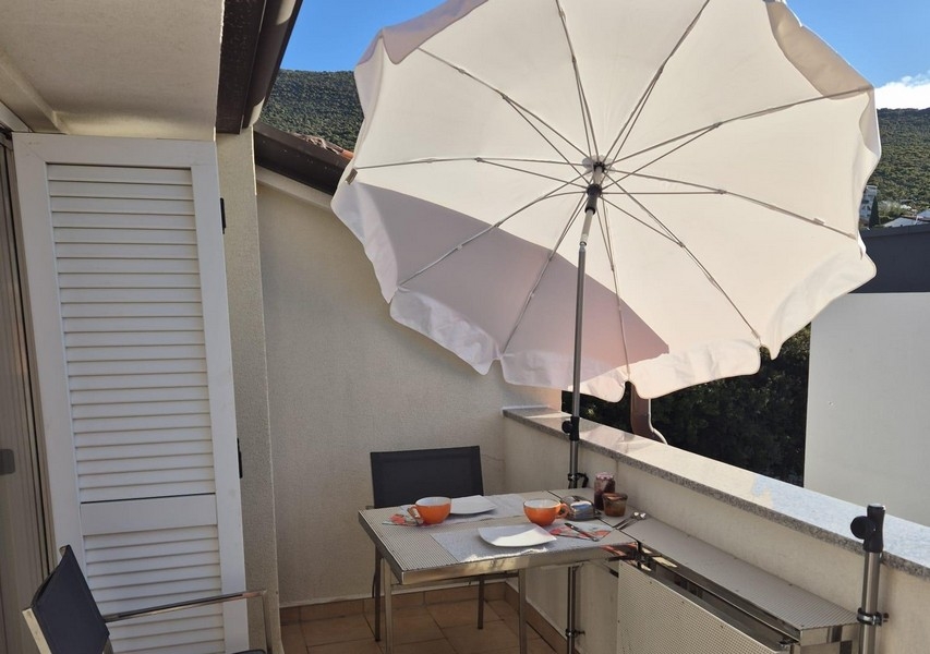 Lägenhet på översta våningen till salu.