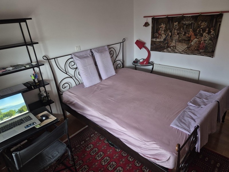 Sovrum med dubbelsäng och skrivbord