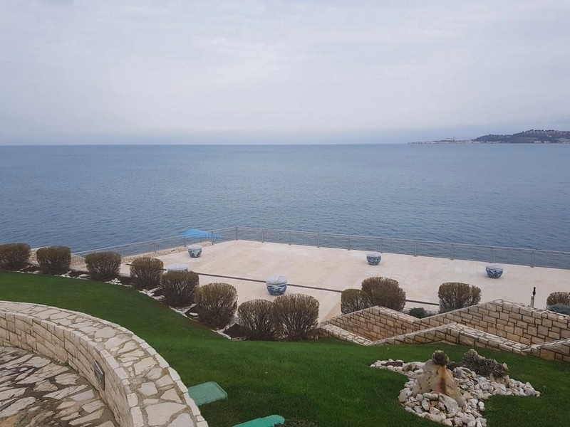 Utsikt över terrassen vid havet.