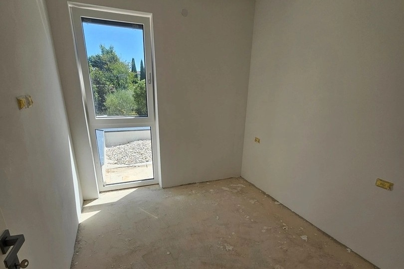 Ljust sovrum med utgång till uteplatsen