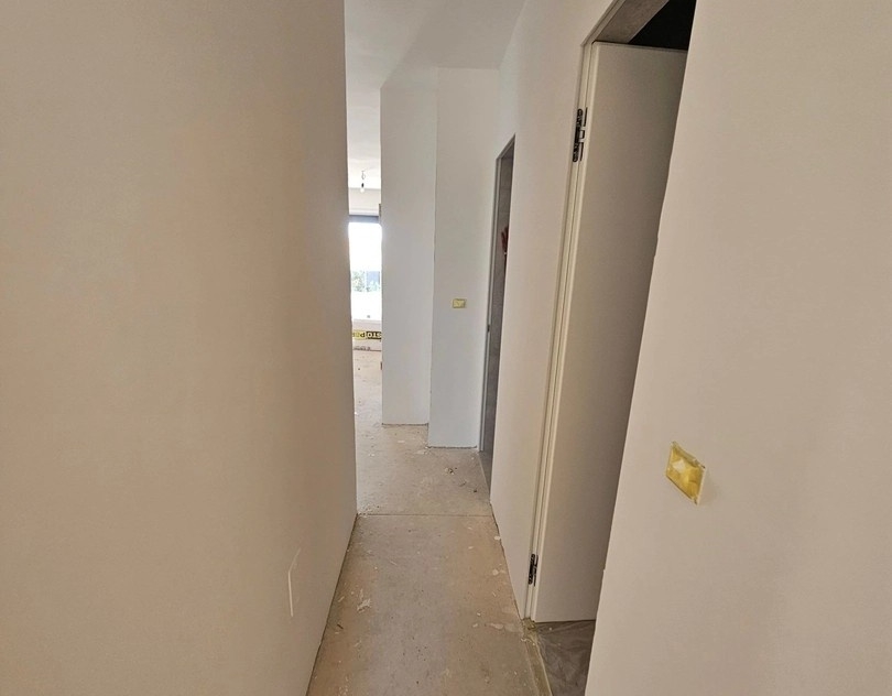 Hall i nybyggnaden med tillgång till vardagsrum och sovrum