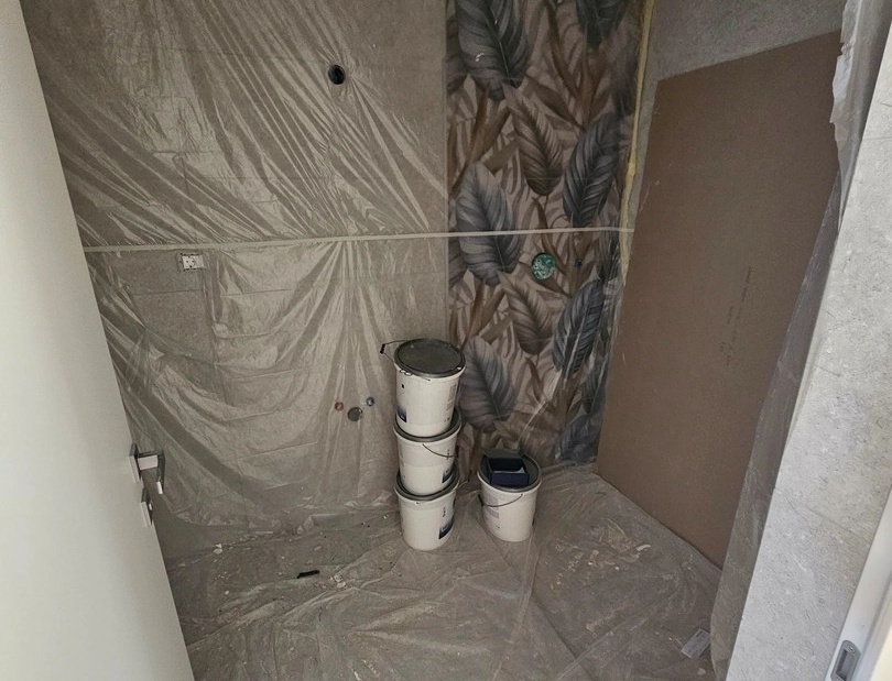 Badrum under uppbyggnad med dekorativ väggdesign