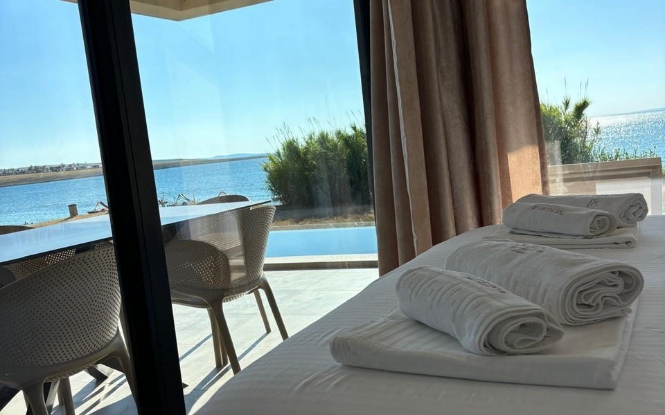 Sovrum med terrass och havsutsikt