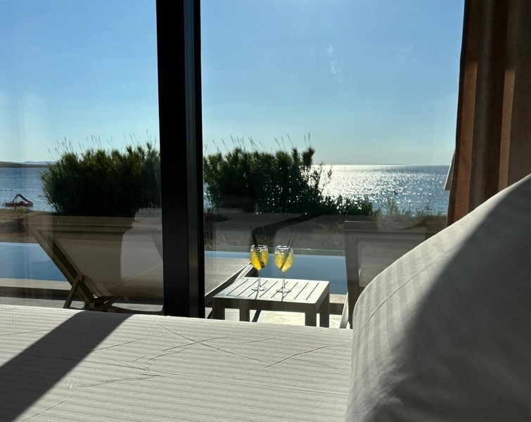 Utsikt från sängen över terrassen och havet