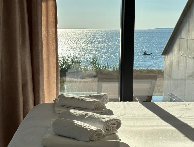 Säng med panoramautsikt över havet