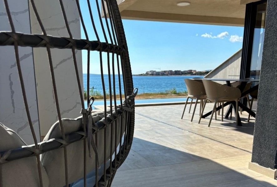 Terrass med utsikt över havet